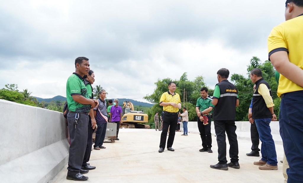 นายก อบจ.เพชรบูรณ์ นำทีมสร้างสะพานคอนกรีตเสริมเหล็กบ้านวังเจริญรัตน์