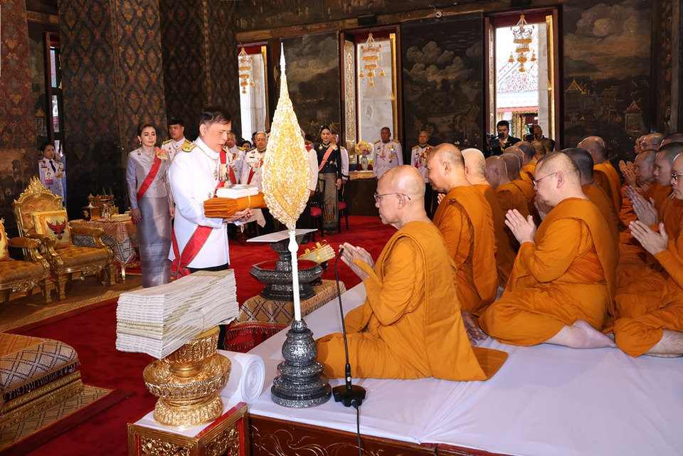 "ในหลวง - พระราชินี" เสด็จฯ ไปในการพระราชพิธีทรงบำเพ็ญพระราชกุศลถวายผ้าพระกฐิน ณ วัดบวรฯ
