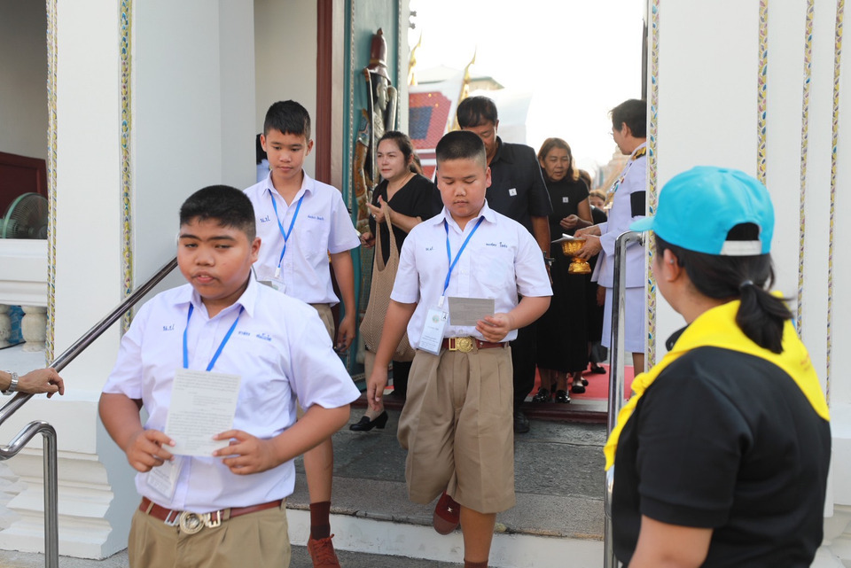 คณะนักเรียน-นักศึกษา พสกนิกรชาวไทย กราบถวายบังคมพระบรมศพ “พระพันปีหลวง” ไม่ขาดสาย