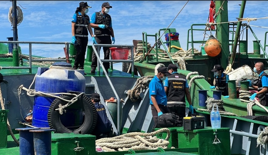 สำนักงานพิสูจน์หลักฐาน 9 - ศปนม.ขึ้นเก็บหลักฐานเรือบรรทุกน้ำมันเถื่อน 3 ลำ 