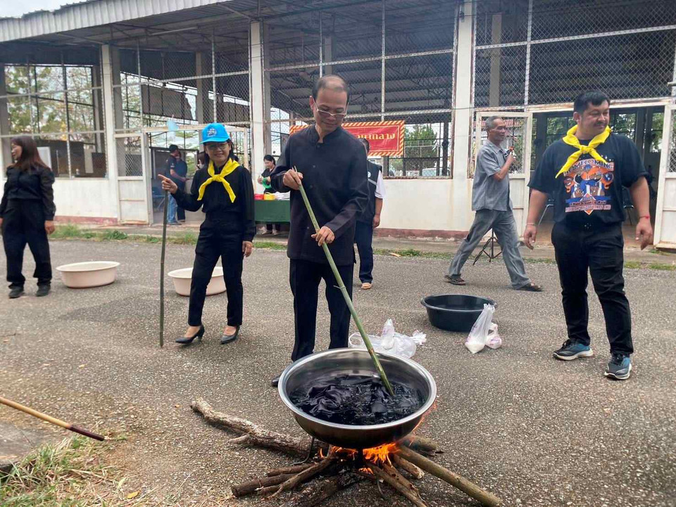 นากลางจัดโครงการจิตอาสาย้อมผ้าสีดำฟรี แสดงความอาลัย “สมเด็จพระพันปีหลวง”