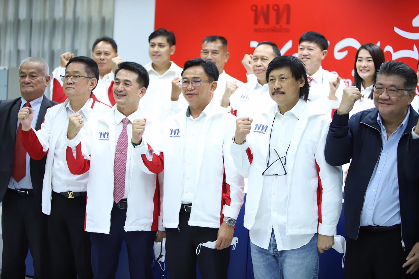 "ประภัสร์-พงศกร" ทิ้ง "สุดารัตน์" กลับพรรคเก่า หวนสวมเสื้อ "เพื่อไทย"  