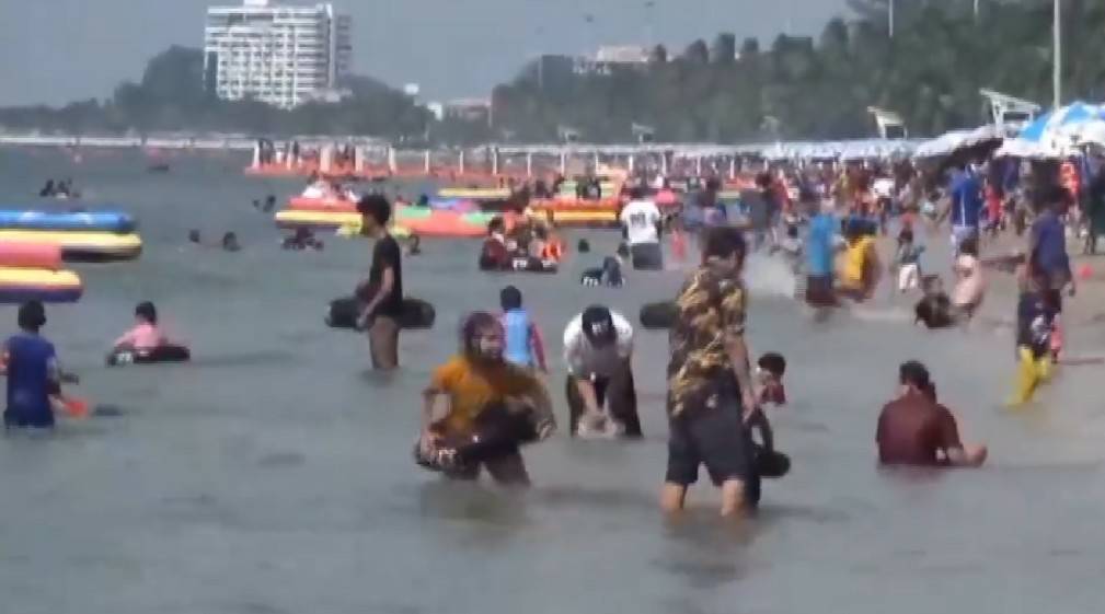 นทท.หลั่งไหลเที่ยวหาดบางแสน ไม่หวั่นข่าวโควิดสายพันธุ์ใหม่