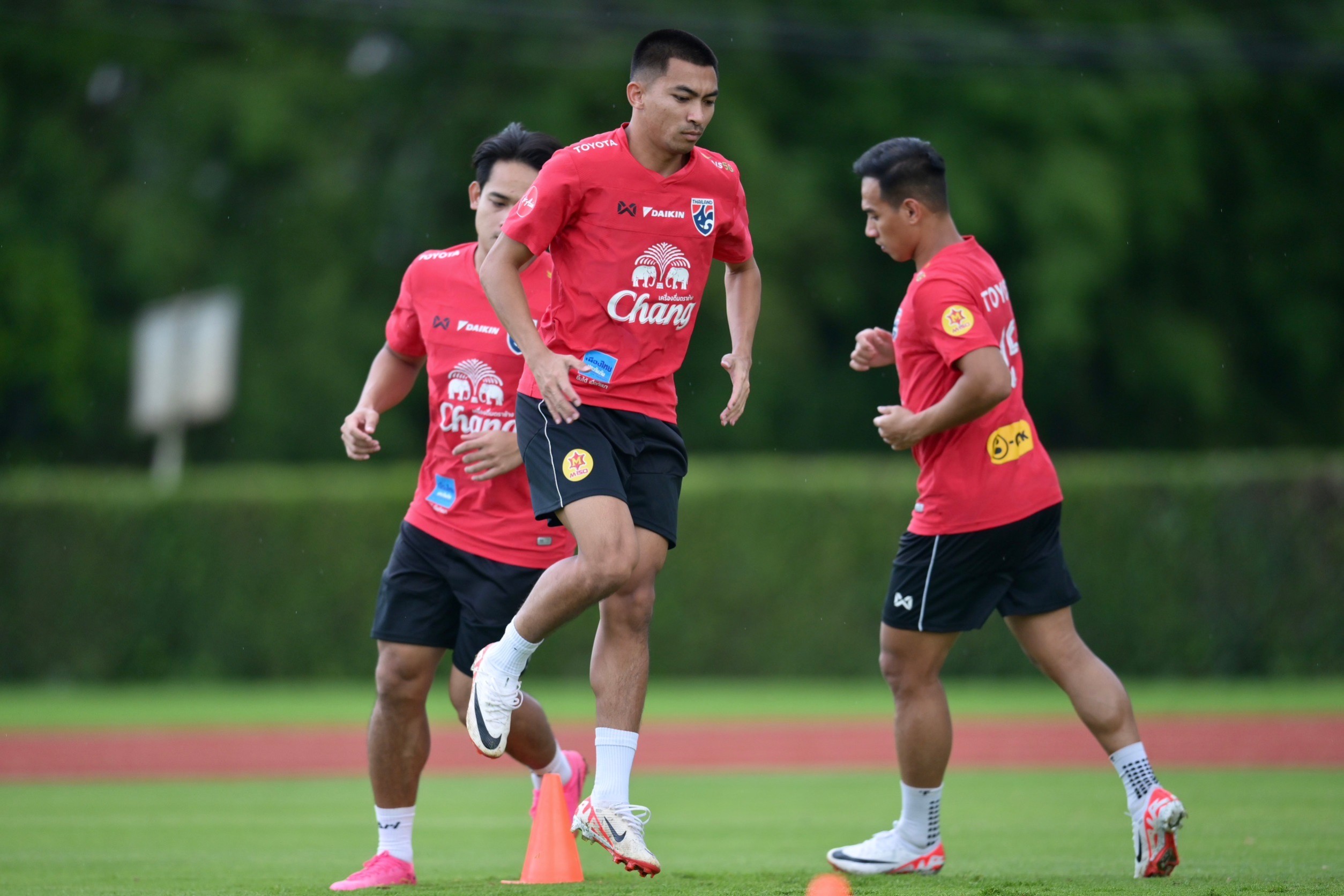 "ช้างศึก" ซ้อมเบา  "พีระพัฒน์-ปกเกล้า" รับเจออิรักไม่ง่าย อ้อนแฟนบอลมาให้กำลังใจ