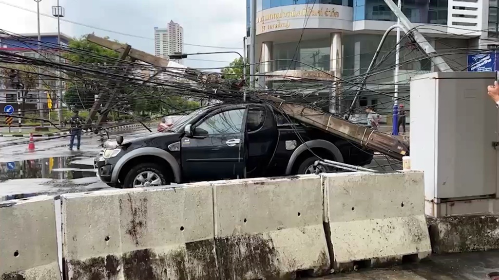 พายุฝนถล่มหาดใหญ่ ป้ายโฆษณาพัง เสาไฟล้มทับรถเสียหาย 1 คัน