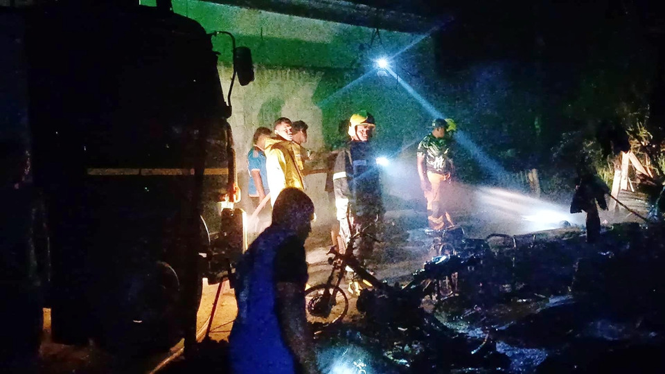 ศรีสะเกษไฟไหม้บ้านวอด! คาดไฟฟ้าลัดวงจรช่วงอากาศร้อน เจ้าของป่วยนอน รพ.