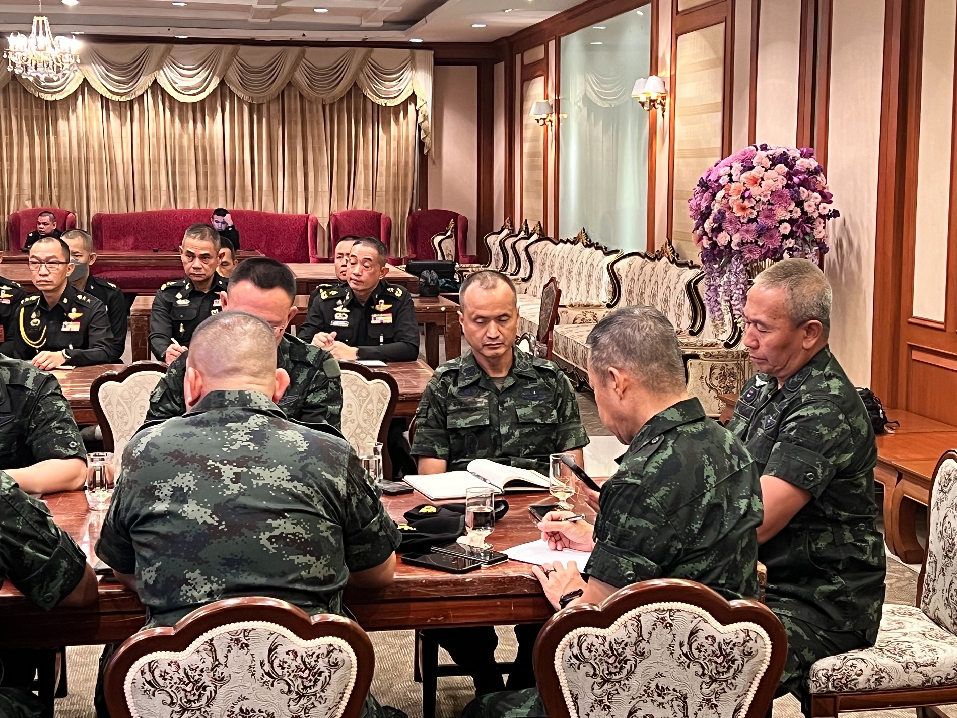 ผบ.ทบ.ยกเลิกภารกิจ จชต. บินด่วนกลับ กทม. ประชุมด่วนสั่งการหน่วยทหารเร่งช่วยเหลือ ปชช.จากแผ่นดินไหว 