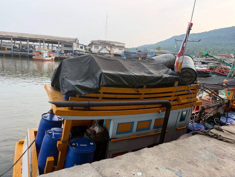 “ตำรวจน้ำ-สรรพสามิต” จับเรือประมงขนน้ำมันเถื่อน 3,800 ลิตร "ซื้อจากกลางทะเลลิตรละ 28-30 บาท" ใช้ในภาคประมง