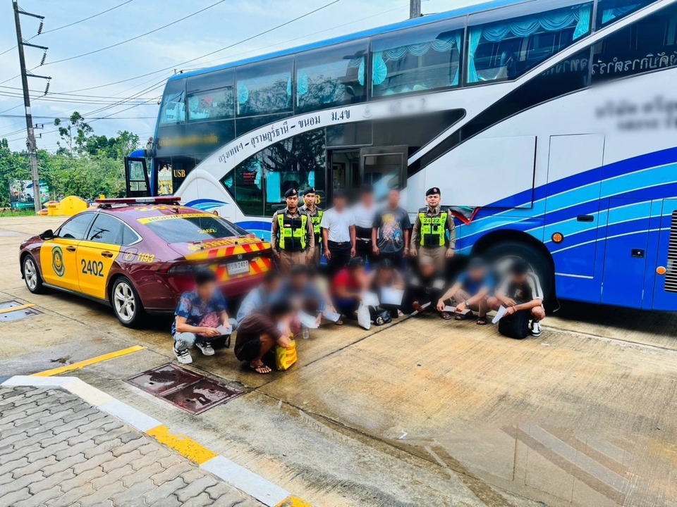 โป๊ะแตก! ทัวร์วิ่งแช่ขวา ตร.ทางหลวงชุมพรรวบแรงงานเถื่อน 10 คน คนขับรับจ้างขนแลก 1.2 หมื่น 