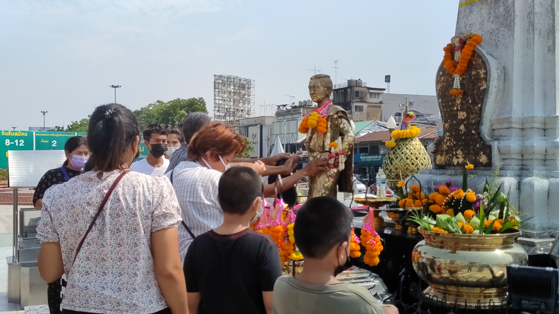 ชาวโคราชสรงน้ำขอพร 'ย่าโม' วันขึ้นปีใหม่ไทย เจ้าหน้าที่คัดกรองเข้ม
