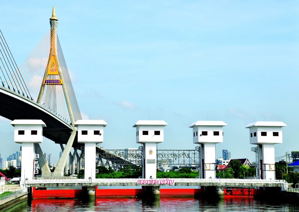 น้ำทะเลลง!! กรมชลฯ ใช้ ปตร.คลองลัดโพธิ์ฯ เร่งระบายน้ำเจ้าพระยา 