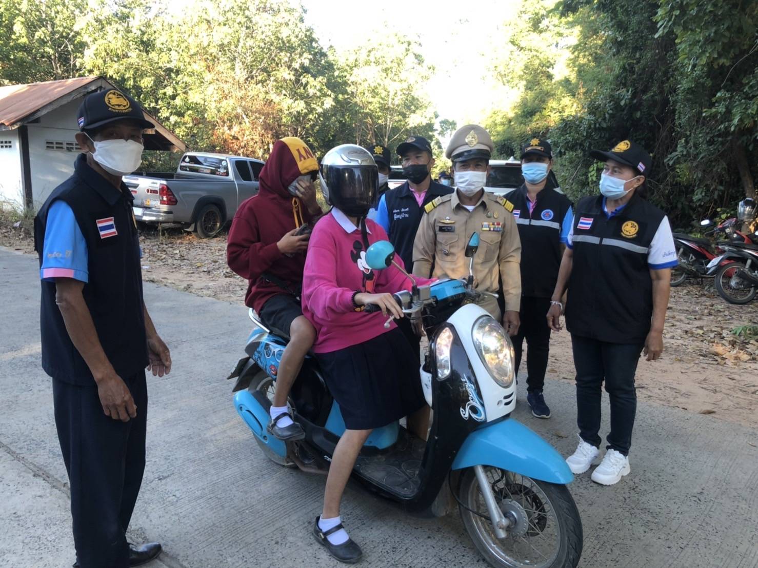 กำนัน พร้อม ฝ่ายปกครองตำบลดู่ทุ่ง รณรงค์สวมหมวกนิรภัย เพื่อความปลอดภัยในการขับขี่