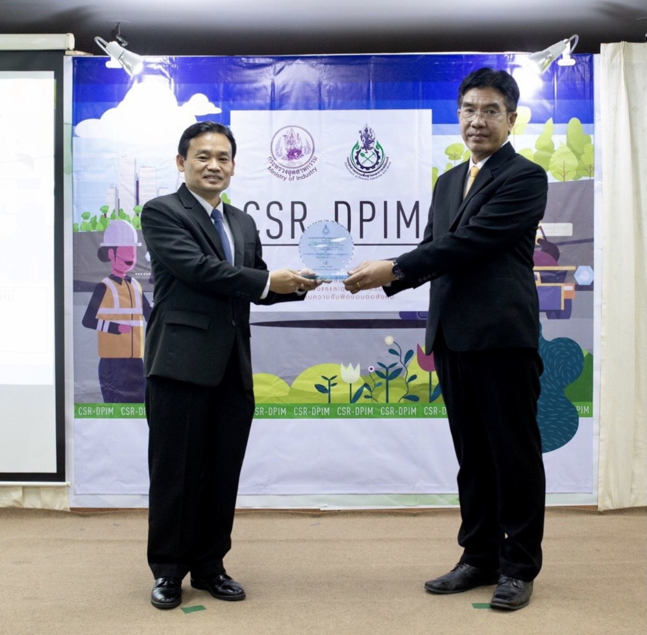 กฟผ. เหมืองแม่เมาะ รับรางวัล CSR-DPIM 10 ปีต่อเนื่อง