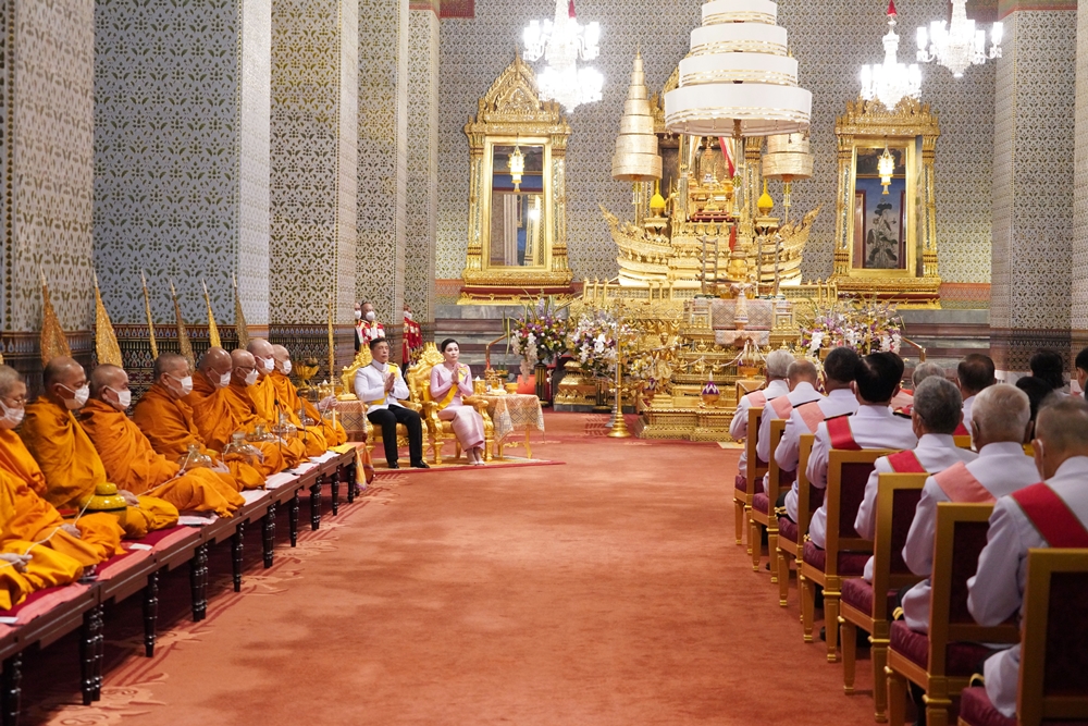 ในหลวง-พระราชินี เสด็จพระราชดำเนินไปในการพระราชพิธีฉัตรมงคล 