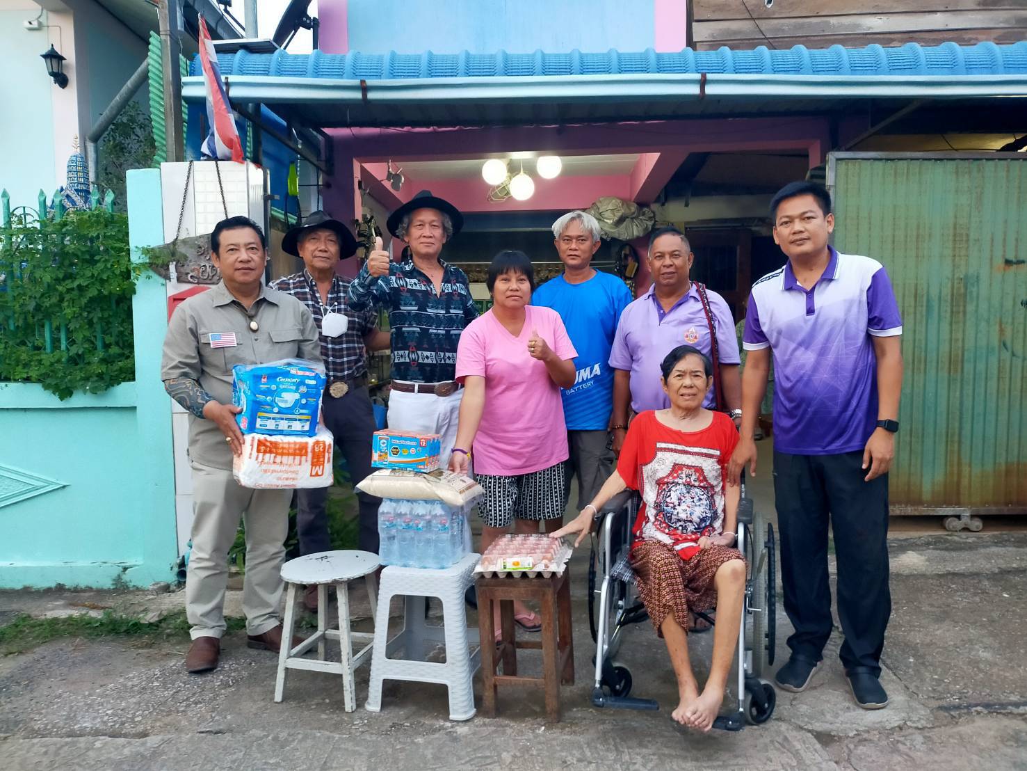  สท.นครแม่สอด  มอบข้าวสาร อาหารแห้ง ให้ผู้สูงอายุ ผู้ป่วยติดเตียง