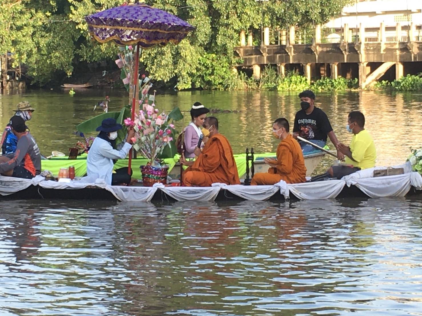 ยุวชนไทยรามัญลพบุรี จัดงานประเพณีทอดผ้าป่าทางเรือ