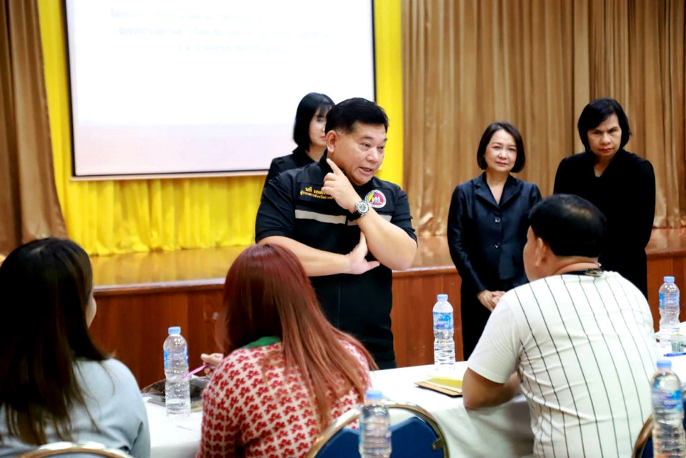 ผู้ว่าฯ อ่างทอง ขอความร่วมมือนายจ้าง คุมเข้มแรงงานต่างด้าวต้องถูกกฎหมาย