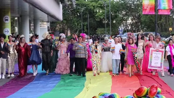 เฉิดฉายกระหึ่มเมืองอุดร LGBTQเดินขบวนเฉลิมฉลองเดือนแห่งเท่าเทียมทางเพศ