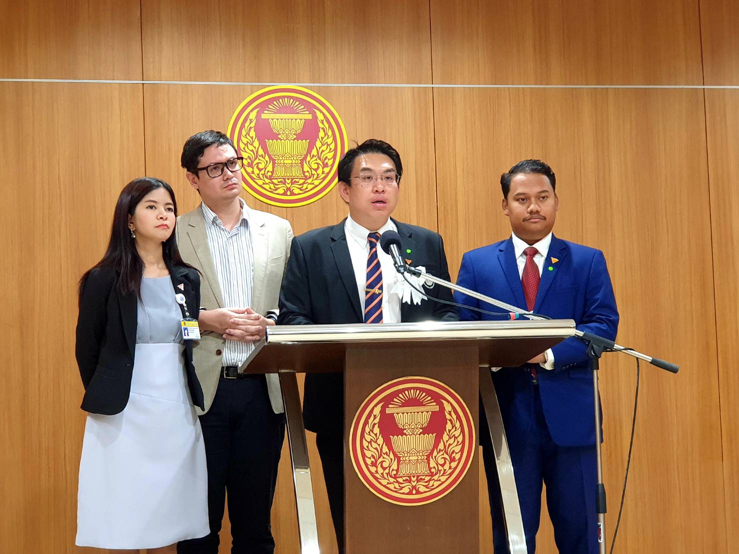 “ก้าวไกล”แถลงการณ์ 4 ข้อไล่บี้ “บิ๊กตู่” ลาออก-ยกเลิกพ.ร.ก.ฉุกเฉิน-พรรคร่วมรบ.ถอนตัว-เปิดประชุมวิสามัญ 