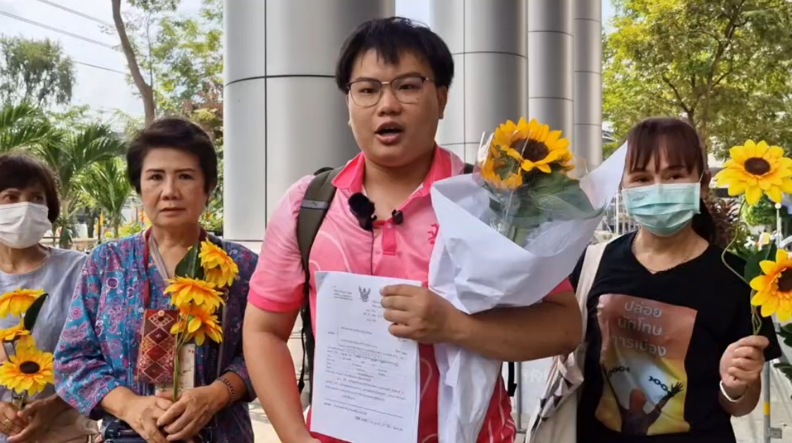 ตัวแทน"นิสิตจุฬาฯ"ยื่นหนังสือถึงศาลอาญาขอไม่รับฝากขังตะวัน-แฟรงค์พร้อมอ่านแถลงการณ์ 