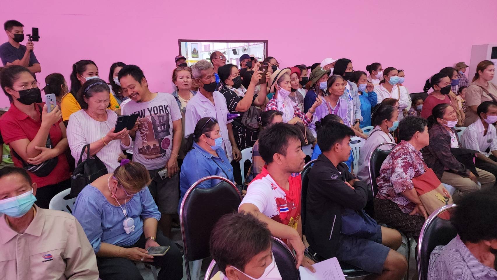 ชาวบ้านนับพันบุกพบนอภ.น้ำพอง ทวงถามความโปร่งใสค้างเงินคนตาย 420 ศพ