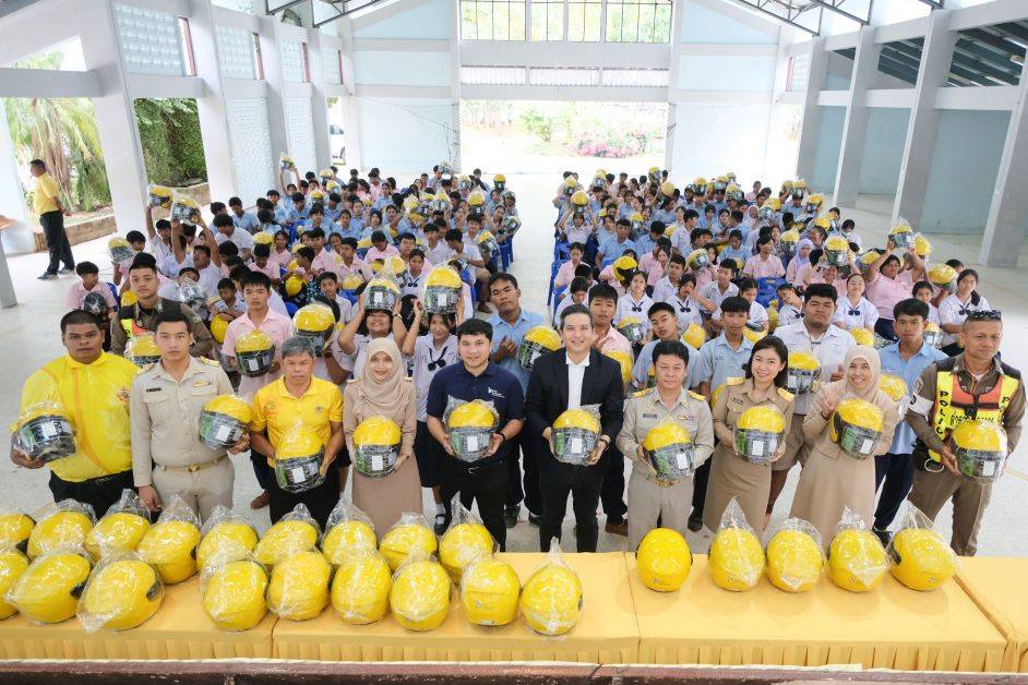 แอลเอ็มจี ประกันภัย มอบหมวกกันน็อคนักเรียนโรงเรียนทับปุดวิทยา จ.พังงา รณรงค์ความปลอดภัย