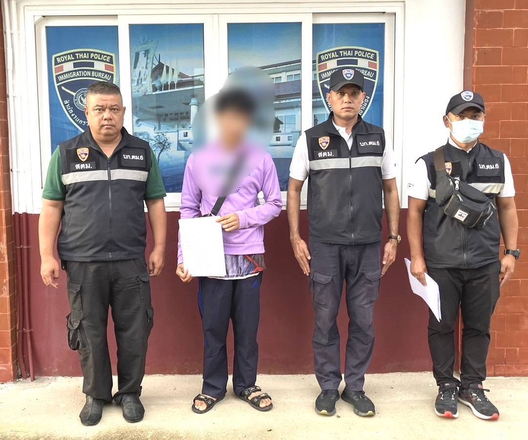 ตม.สตูล  รวบโจ๋หลบหนีคดีคาด่านชายแดน ก่อนเดินทางไปมาเลเซีย