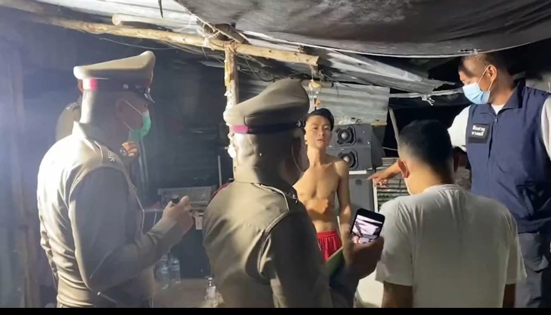 หนุ่มกัมพูชาตั้งวงเหล้าฉลองเมียคลอดลูกร้องเพลงเสียงดัง ถูกขว้างขวดและยิงปืนใส่เจ็บ3ราย 