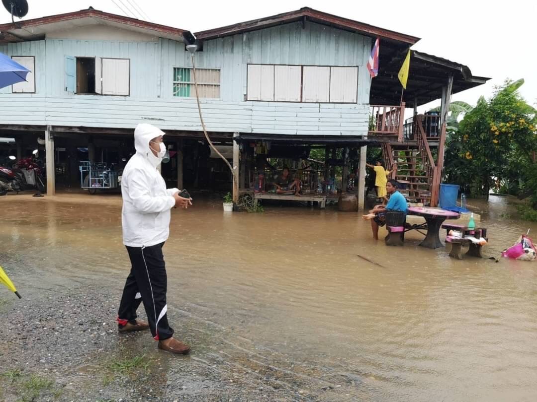 นายอำเภอป่าโมก พร้อมผู้นำท้องที่ ลงพื้นที่ เตรียมทำแนวกระสอบทราย กำจัดวัชพืชขวางทางน้ำ 