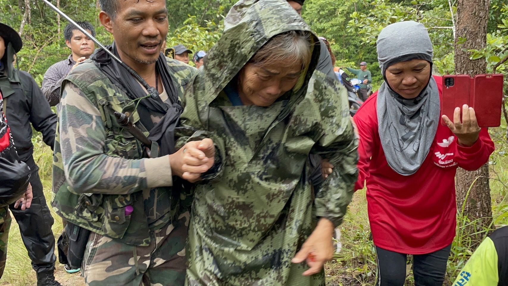 สุรินทร์ พบตัวคุณยายแดง หลงป่า 3 วัน  ในสภาพอิดโรย อาศัยน้ำในลำห้วยในป่ากินประทังชีวิต 