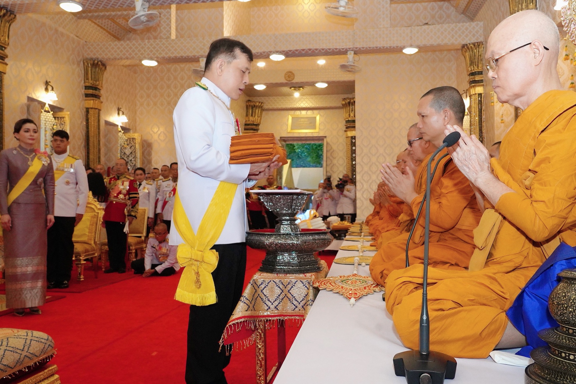 "ในหลวง-พระราชินี" ทรงบำเพ็ญพระราชกุศลถวายผ้าพระกฐิน วัดพระพุทธบาท