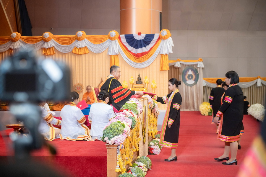 ในหลวงโปรดเกล้าฯ ให้องคมนตรี เป็นผู้แทนพระองค์พระราชทานปริญญาบัตร มรภ.ภาคกลาง–สวนดุสิต