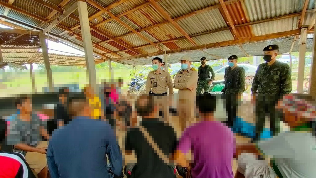 เจ้าหน้าที่ฝ่ายปกครอง ร่วมกับทหาร และตำรวจ จับลักลอบเล่นพนันชนไก่ได้ผู้ต้องหา 22 คน