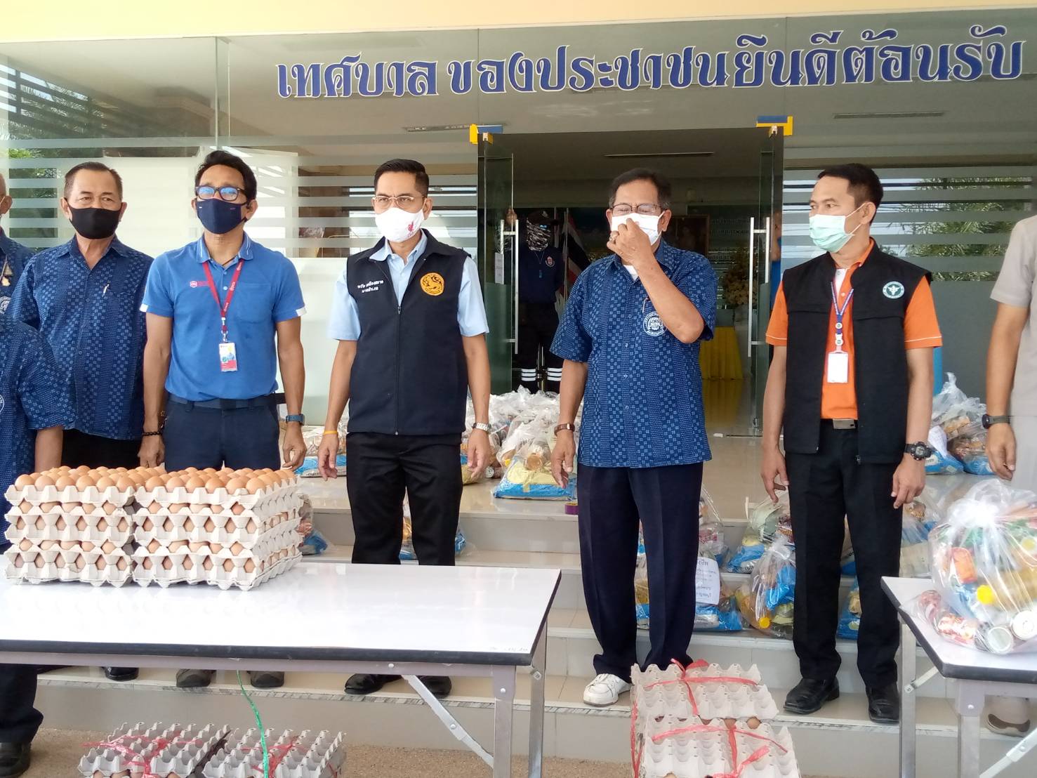 นอภ.ร่วมทต.วังขยาย ปตท. SCG.ไทยเคนเปเปอร์ แจกถุงยังชีพ ปชช.ที่ได้รับผลกระทบโควิด-19
