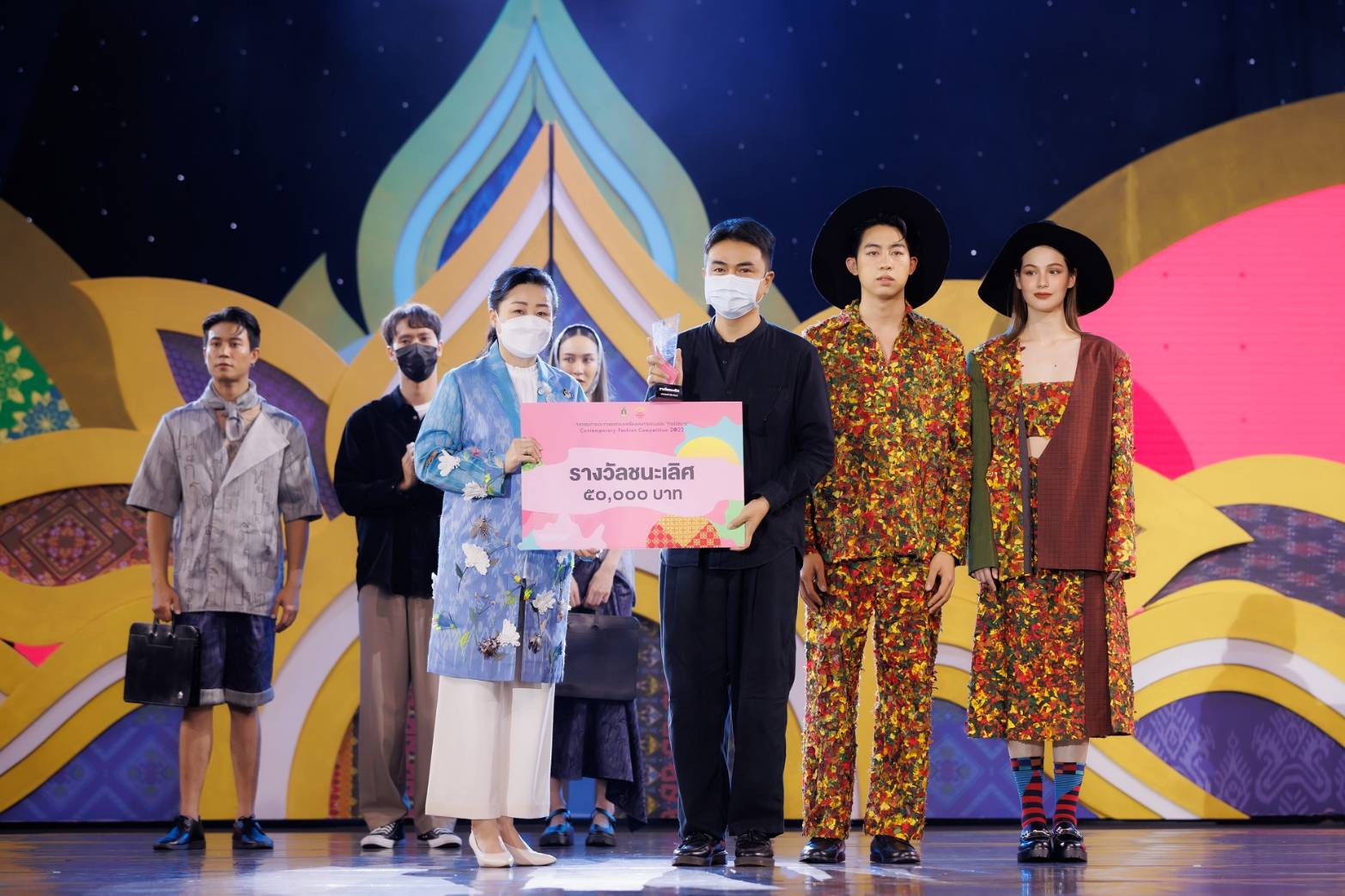 5 ดีไซเนอร์รุ่นใหม่ คว้าแชมป์ "ไทยใส่สบาย" ต่อยอดผ้าไทยร่วมสมัย 