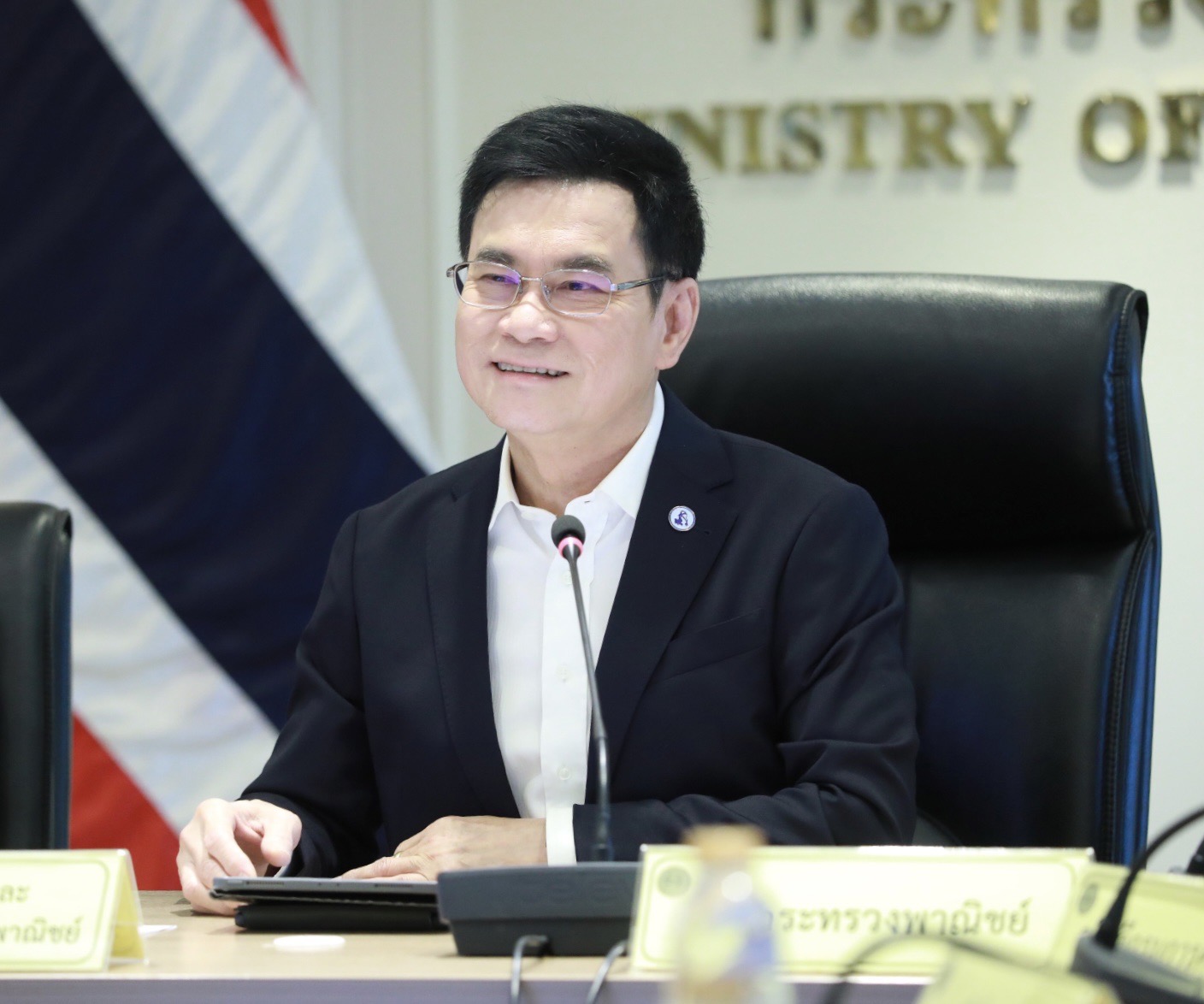 "จุรินทร์" ชี้สถานการณ์การเมืองยังไม่นิ่ง แนะจับตาตั้งรบ.พลิกหลายตลบ สิ่งที่เห็นอาจไม่เป็นอย่างที่คิด 