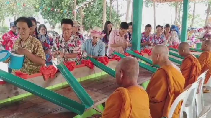 ร้อนก็ไม่ถอย! ชาวอุทัยฯ ยกทั้งตำบล แห่เสาธงไม้ไผ่โบราณ ส่งท้ายสงกรานต์สุดคึกคัก