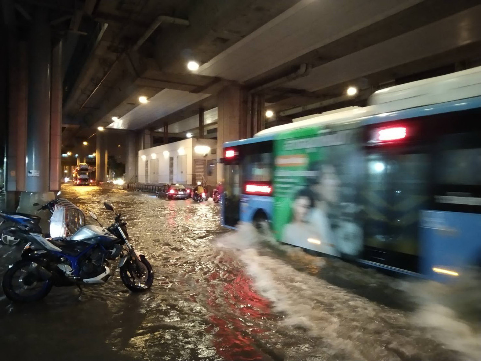 ฝนถล่มสมุทรปราการ น้ำท่วมหลายเส้นทางการจราจรติดขัด 