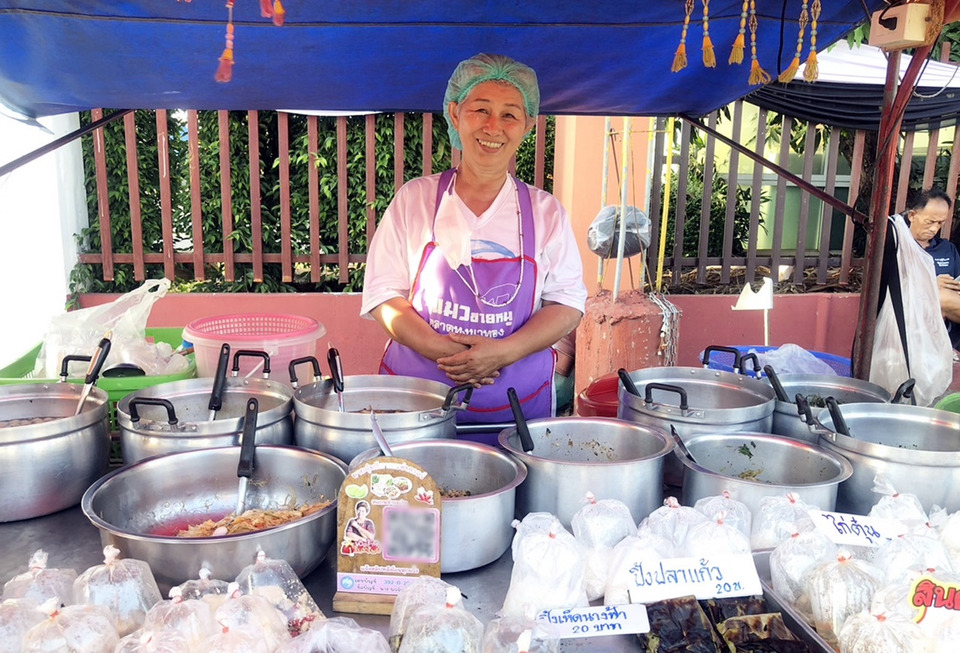 "ยายจุ๋ม" ขายอาหารอีสาน 20–30 บาท ปรุงสดใหม่ทุกวัน ช่วยผู้มีรายได้น้อยกว่า 40 ปี