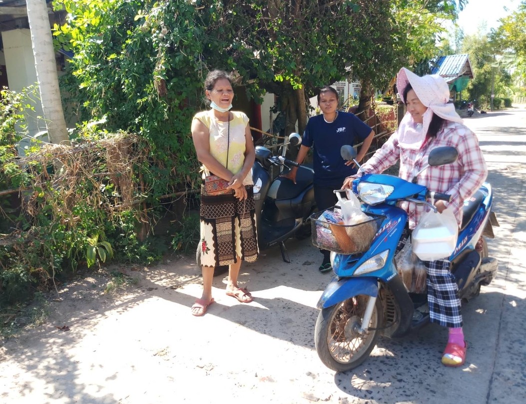 อดีตแฟนเก่าไม่ยอมเลิกรา​  ตามรังควานไม่เว้นวัน​ ล่าสุดโยนระเบิดขวดใส่หน้าบ้าน​  โชคดีไม่มีคนได้รับบาดเจ็บหรือเสียชีวิต