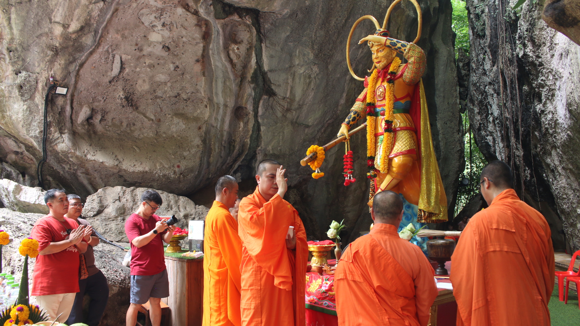 โค้งสุดท้าย !!! เซียนพระเครื่องชื่อดัง จ.กาญจนบุรีถือเอาฤกษ์งามยามดีจัดพิธีพุทธาเทวาภิเษกหล่อเหรียญ"อากงเทพเฮ้งเจีย รุ่นเหนือดวง"