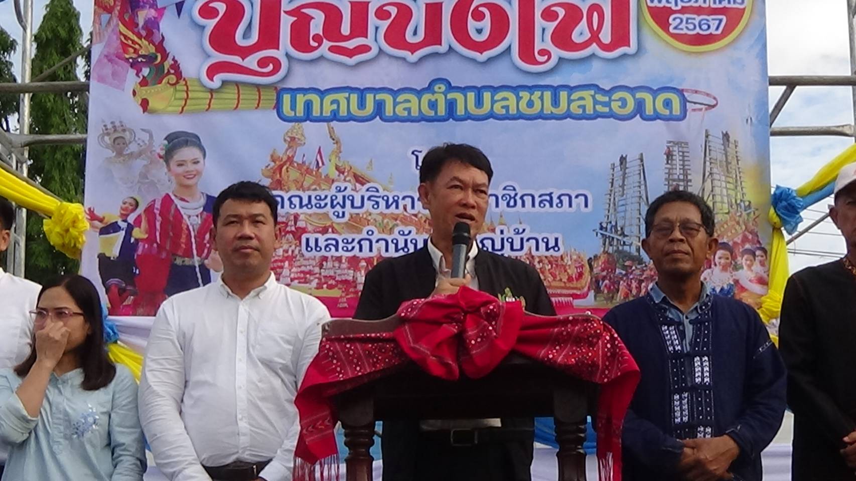 ที่ปรึกษารัฐมนตรีกระทรวงเกษตรฯเปิดประเพณีบุญบั้งไฟแสนขอฝนก่อนทำนาที่ตำบลชมสะอาดอ.เมยวดี ปี 2567