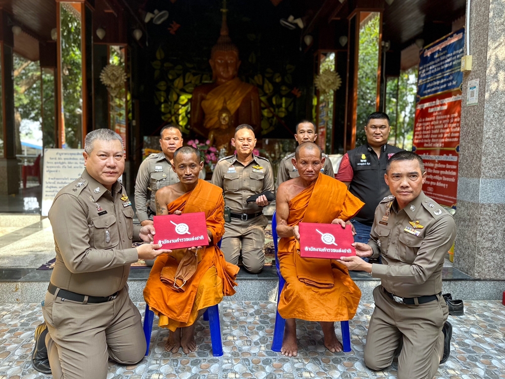 กล้าหาญ!! ผบ.ตร. มอบรางวัลแก่ "พระวัดโขดหิน" กระโดดกำแพงช่วยป้าร้านขายของชำถูกทำร้าย