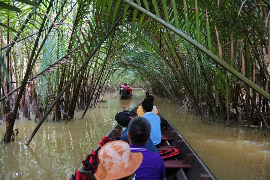 นั่งเรือลอดอุโมงค์ต้นจาก ยลวิถีชุมชนวัดบางใบไม้