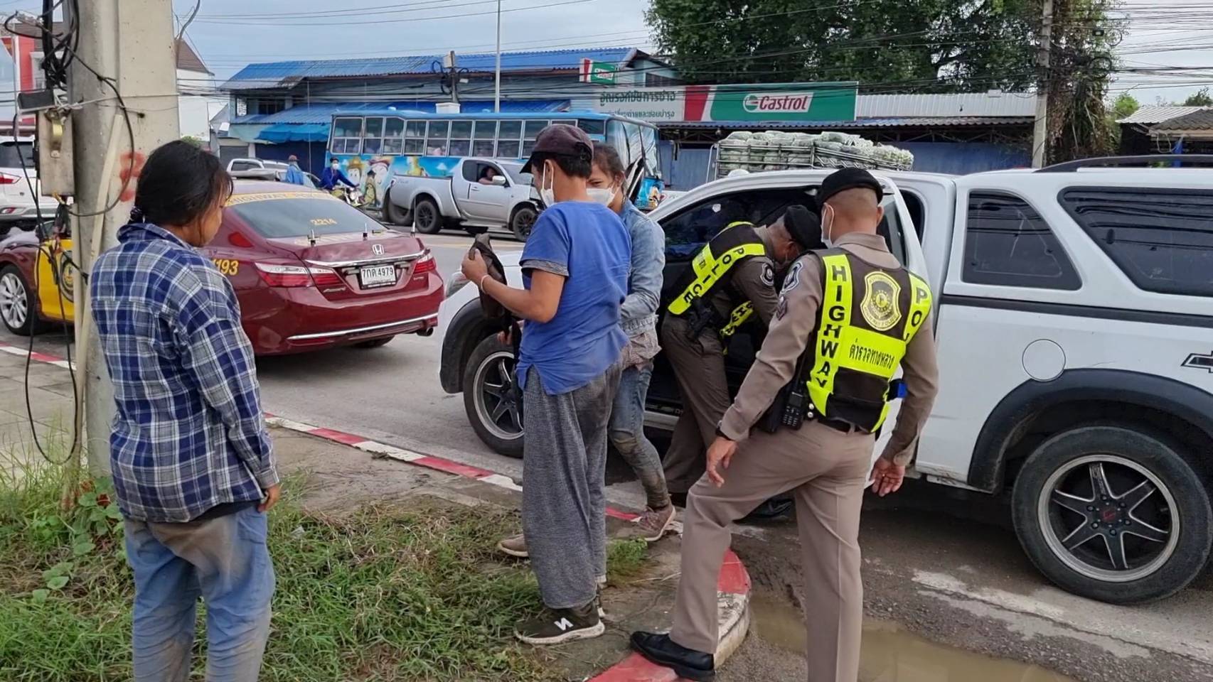  ตำรวจทางหลวงไล่ล่าระทึกข้ามจังหวัด  จับแก๊งขนแรงงานต่างด้าวเถื่อนเข้ากทม.