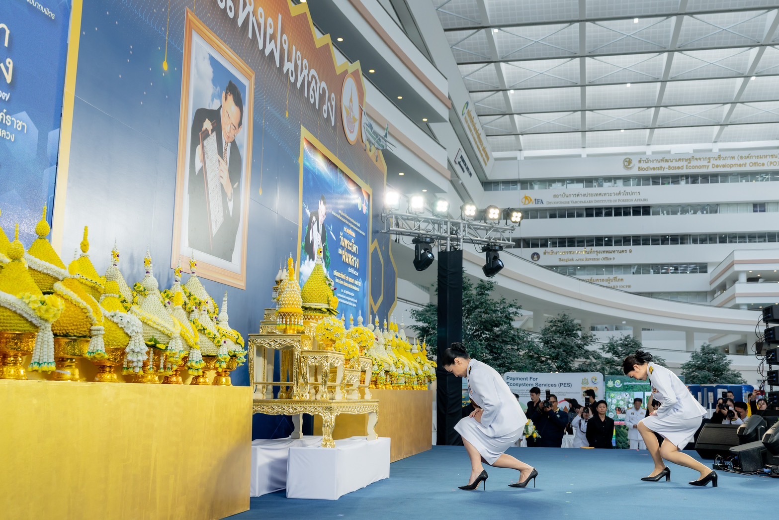 “นฤมล” เป็นประธานวางพานพุ่มฯน้อมรำลึกในหลวง ร.9 เนื่องในวันพระบิดาแห่งฝนหลวง ประจำปี 67