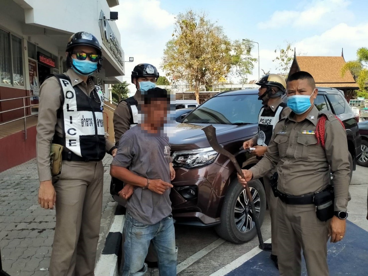 หนุ่มบึงกาฬเพี้ยนหนัก เพ้อว่าร่างกายมีระเบิด รอญาติพาไปพบแพทย์นาน ถือมีดด้ามยาวบุกบิ๊กซีเมืองท่าบ่อ 
