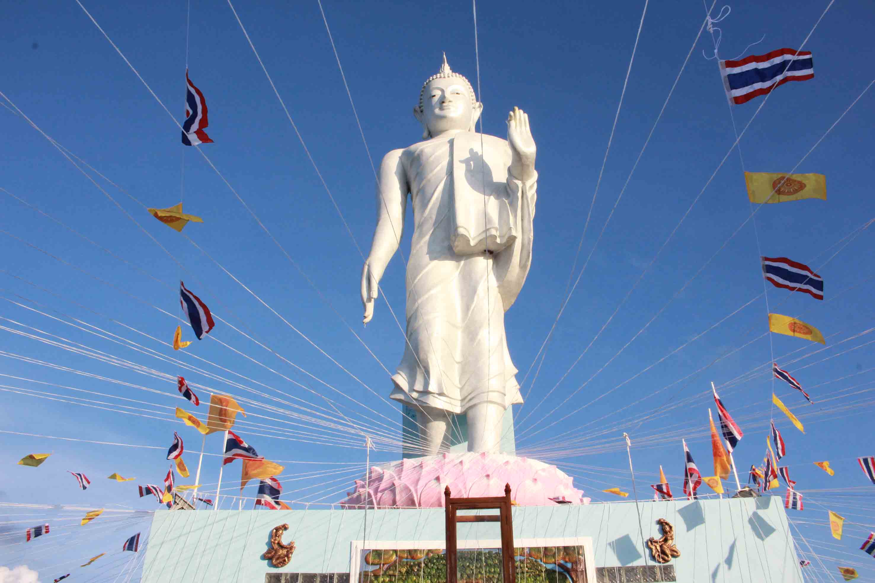 กาฬสินธุ์พุทธาภิเษกพระพุทธบัวบานดลบันดาลการเมืองไม่ขัดแย้ง