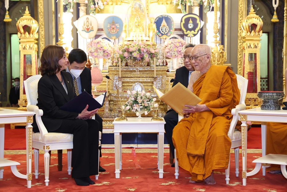 "กมลา แฮร์ริส" เฝ้าถวายสักการะ "สมเด็จพระสังฆราช" ประทานพระคติธรรมความสามัคคี 2 ชาติและชาวโลกอำนวยความรุ่งเรือง