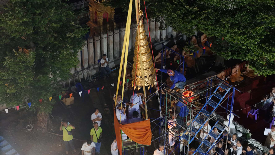 มนพร นำสายบุญร่วมยกยอดฉัตรดอกบัวทองคำเจดีย์ “หลวงปู่จันทร์” สุดอลังการกลางศรัทธาพุทธศาสนิกชน